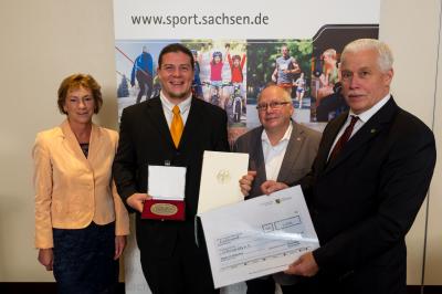 Foto: v.l. Angela Geyer (LSBS), Mirko Simmank, Roland Starke (CVJM) und Staatssekretär Dr. Michael Wilhelm Foto zur Meldung: CVJM Görlitz mit der Sportplakette des Bundespräsidenten ausgezeichnet
