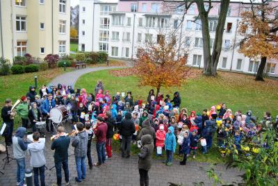 Foto zur Meldung: St. Martin-Singen im Ev. Krankenhaus Dierdorf: Patienten und Mitarbeiter freuten sich über Schüler der Gutenberg-Schule