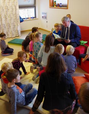 Bürgermeister Heiko Müller hat am Vorlesetag die Kita Nesthüpfer besucht.