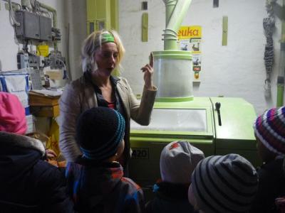 Frau Steinmeyer erklärt, wie die Mühle funktioniert.