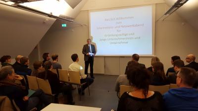 Bürgermeister Heiko Müller begrüßt die Teilnehmer des Informations- und Netzwerkabends