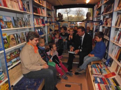 13. Bundesweiter Vorlesetag  -  Der Landrat überraschte unsere Grundschüler mit witzigen Geschichten (Bild vergr&ouml;&szlig;ern)