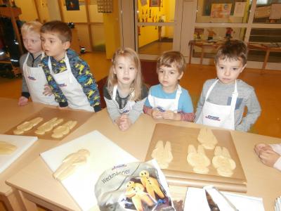 Kindergarten Holzhausen: Firma Bofrost lud zum Weckmännerbacken ein (Bild vergrößern)