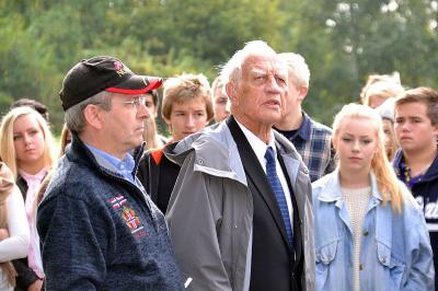 Sigurd Syversen (Mitte) bei seinem Besuch im Geschichtspark im September 2013.