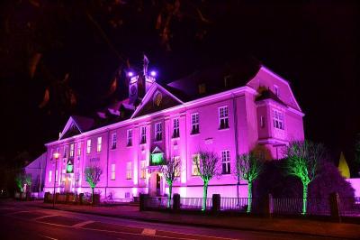 Seit dem ersten  Adventswochenende erstrahlt das Falkenseer Rathaus im  weihnachtlichen Lichterglanz.