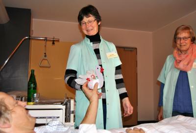 Foto zur Meldung: Tag des Ehrenamtes: „Grüne Damen“ leisten im Ev. Krankenhaus Dierdorf/Selters wertvollen Dienst