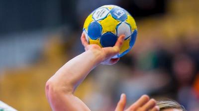 Die Oberliga-Handballerinnen der HSG Hude/Falkenburg gewinnen beim ATSV Habenhausen mit 20:19. Foto: dpa/Sascha Klahn