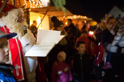 Foto zur Meldung: Der Nikolaus beschenkt die Kinder auf dem Rüscheider Weinachtsmarkt