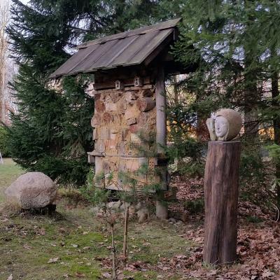Insektenhotel und "Bauernfluch"-Skulptur