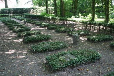 Die Gräber gefallener Soldaten des Zweiten Weltkrieges auf dem Demminer Friedhof (Bild vergrößern)