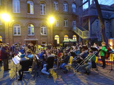 Die Musiker vom Jugendblasorchester der Partnerstadt Nienburg/Weser versetzen ihre begeisterten Zuhörer in Weihnachtsstimmung (Bild vergrößern)