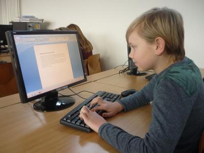 Liam beim Schreiben seines Berichts