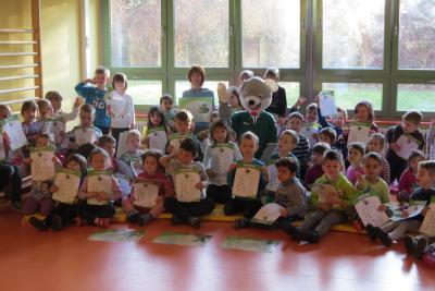 Foto: Haben erfolgreich das Flizzy-Abzeichen abgelegt: Die Kinder aus dem Integrativen Kinderhaus "Am Löbauer Berg" Löbau Foto zur Meldung: Sächsisches Kindersportabzeichen „Flizzy“: Sportmaus vermittelt Spaß am Sport