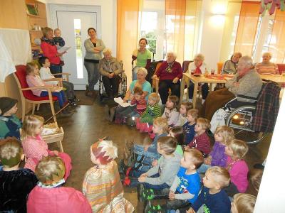 Foto zur Meldung: Der Kindergarten besuchte die „Pflegeinsel Kuhn“