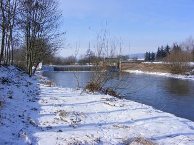 Winter am Fließgewässer Helme; Wehr Hohlstedt - bereits 2006 mit einem Umgehungsgerinne ausgestattet