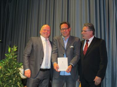 Ehrung beim Neujahrsempfang: Ehrennadel der Stadt Immenhausen in GOLD für Dennis Krausgrill (Bild vergrößern)