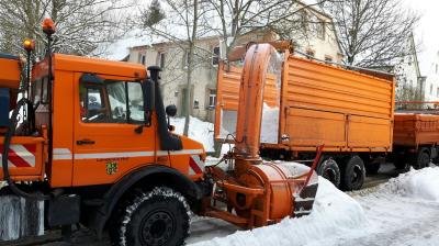 Schneefräsen - Mitarbeiter des Kreisbauhofes weiter im Einsatz: (Bild vergrößern)