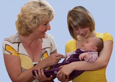 Foto Pressestelle Kreisverwaltung:   Patin Gudrun Zedler mit Baby Emma Lotte und Mama (Bild vergrößern)
