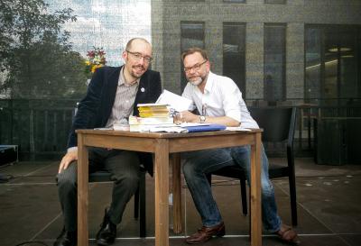 Lesung trifft Impro: Wortgewandt im Wortgewand mit Dirk Lausch (rechts) & Thomas Jäkel (Foto-Copyright Julia Thielke)