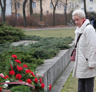 Maria Meinl anlässlich der Gedenkfeier zum 27. Januar 2016 an der Gedenkstätte für die Opfer des Faschismus und des Krieges auf dem Ottomar-Geschke-Platz