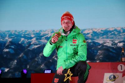 Benedikt Doll grüßt mit der Goldmedaille als Sprint-Weltmeister - Foto: Hahne / johapress