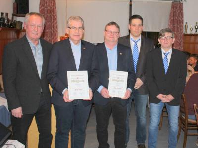 Verleihung der goldenen Ehrennadel des Fußballkreises: (von links) Bernd Anders, Rolf Haas, Jörg Henne, Marco Washausen und Ullrich Hoffmann