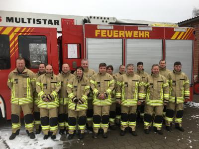 Mitglieder aller sechs Ortsfeuerwehren der Samtgemeinde Grasleben nehmen die neue Schutzkleidung in Empfang.