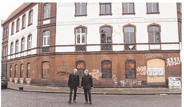 Bürgermeister Dr. Oliver Hermann (r.) und Dr. Daniel Krause-Pongratz vor der ehemaligen Bonbonfabrik. I Foto: Der Prignitzer, Barbara Haak