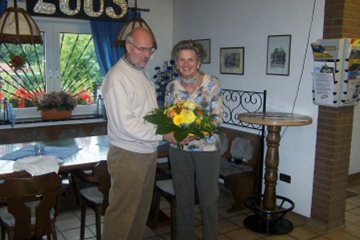 Der 1. Vorsitzende Horst Breer bedankt sich bei Doris Bruhn mit einem Blumenstrauß