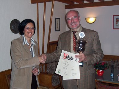 Die Vizebürgermeisterin von Holzwickede Monika Mölle beglückwünscht den 1.Vorsitzenden Horst Breer zum Gewinn der Roten Azalee 2005.
