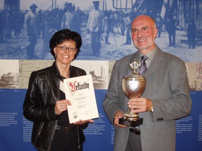 Die Vize-Bürgermeisterin der Gemeinde Holzwickede, Frau Mölle, gratuliert Herrn Breer zum 1. Platz