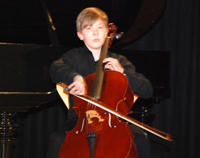 Carl Schwarz am Cello gehört, wie schon vor einem Jahr, auch diesmal zu den Teilnehmern des „Best-of“-Konzertes von Kreismusikschule und Sparkassenstiftung im Bürgerhaus Bad Liebenwerda. (Bild vergrößern)