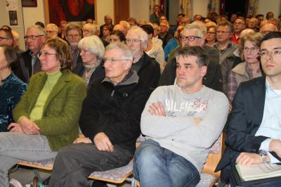 "Das Dorfgemeinschaftshaus in Burgjoß platzte fast aus allen Nähten bei der Vortragsveranstaltung zu "Jossgrund summt". (Bild vergrößern)