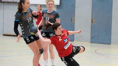Katharina Stuffel (am Ball) war mit der HSG Hude/Falkenburg gegen den Elsflether TB in der Handball-Oberliga erfolgreich. Foto: Rolf Tobis