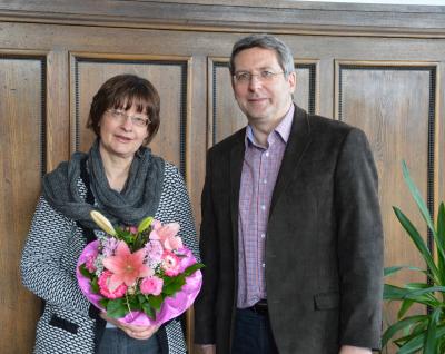 Bürgermeister Dr. Oliver Hermann begrüßte Katrin Leverenz in ihrem neuen Amt mit Blumen. I Foto: Christiane Schomaker (Bild vergrößern)