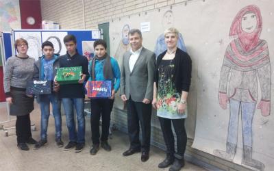 Dr. Hakan Akgün (Schulamt) und die Kunsttherapeutinnen Sophie Firle und Tanja Lilge mit Omar, Morteza und Laith.