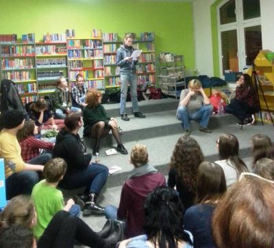 Am Freitag, 3. März 2017 fand in der Stadtbibliothek Falkensee unter dem Titel „Rosenkrieg“ der Falkenseer Poetry Jam statt