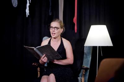 Die Schauspielerin Susann Kloss liest und spielt sich von der alten Klamotte bis zum allerletzten Schrei (Quelle: Cathrin Bach)