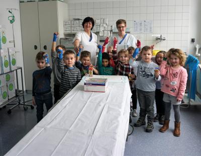 Foto zur Meldung: Vorschulkinder der Ev. Kindertagesstätte Oberhonnefeld erkundeten Dierdorfer Krankenhaus