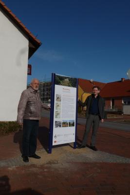 Ortsvorsteher Bernd Müller und Bürgermeister Marco Beckendorf an der Stele der AG Historische Dorfkerne (Bild vergrößern)