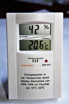 Ein Hygrometer misst die Luftfeuchtigkeit (Bild vergrößern)