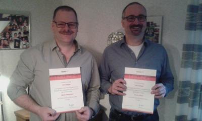 Mario Heilmann und Armin Hahn mit ihren Urkunden für ihre herausragende Bereitschaft zur Blutspende. Matthias Vogler fehlt auf dem Bild.
