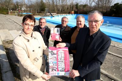 Die Mitglieder des Fördervereins präsentieren gemeinsam mit Bürgermeisterin Susan Falke den Kalender 2017, dessen Verkauf 1.500,00 EUR für das Schwimmbad einbrachte; Foto: E. Pülicher (Bild vergrößern)