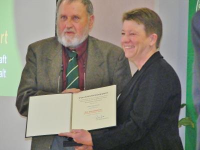 Ministerin verleiht dem Angler und Naturschützer Gerd Hauser die Ehrennadel des Landes Sachsen-Anhalt, als Zeichen höchster Wertschätzung der Gesellschaft