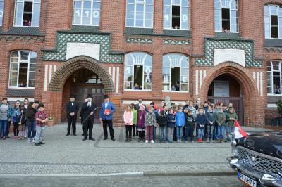 Bürgermeister und SSV-Vorsitzender mit Schülern und Lehren vor der Schule  I Foto: Christiane Schomaker (Bild vergrößern)