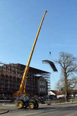 Kran mit Dachteilen (Foto: Daniel Leuschner) (Bild vergr&ouml;&szlig;ern)