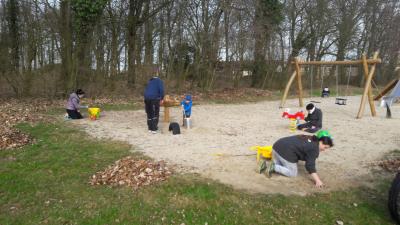 Frühjahrsputz auf dem Kinderspielplatz in Gräfendorf