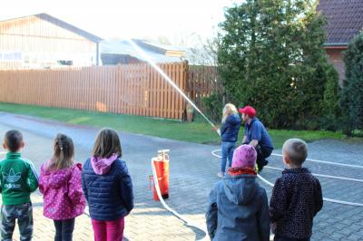 Kindergartenkinder besuchen Feuerwehr Bippen