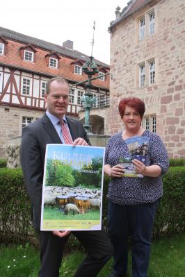 Landrat Stefan G. Reuß präsentiert gemeinsam mit Sylvia Weinert (Kultur Werra-Meißner) die Kultursommer-Broschüre. (Bild vergrößern)