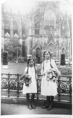 Irma Goede (re) mit ihrer Schwester am Kölner Dom